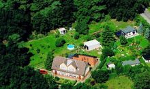 Geräumiges und liebevoll eingerichtetes Ferienhaus für bis zu zehn Personen mit Terrasse und Grill im Garten