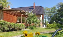 Geräumiges und liebevoll eingerichtetes Ferienhaus für bis zu zehn Personen mit Terrasse und Grill im Garten