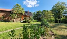 Geräumiges und liebevoll eingerichtetes Ferienhaus für bis zu zehn Personen mit Terrasse und Grill im Garten