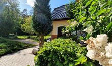 Geräumiges und liebevoll eingerichtetes Ferienhaus für bis zu zehn Personen mit Terrasse und Grill im Garten