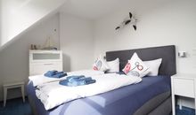 Schlafzimmer mit großem Bett