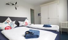 Schlafzimmer mit Kleiderschrank