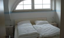 Schlafzimmer mit Doppelbett