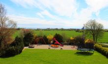 Garten mit Bachlauf und Ausblick Richtung Bodden