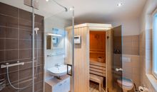 Bad im EG mit Dusche, Fenster und finnischer Sauna