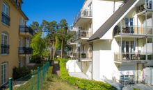 Aussenansicht der Wohnung mit Blick auf den Balkon in der 1. Etage mit Blick auf dei Ostsee