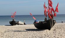 feinsandiger Strand mit Fischerbooten