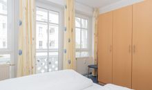 Schlafzimmer mit Schrank