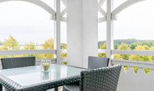 Schlafzimmer mit En Suite Bad und eigenem Seeblick-Balkon