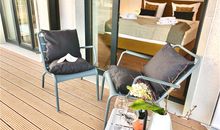 Seeblick-Balkon und Blick ins Schlafzimmer mit Boxspringbett