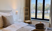 Schlafzimmer mit Seeblick links