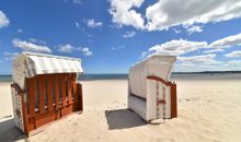 wohnungseigener Strandkorb am Strand vor dem Haus