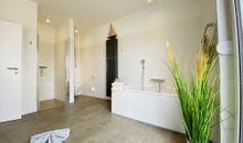 Badezimmer mit WC, Dusche und Badewanne