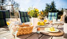 Terrasse mit Blick auf Garten und Feld