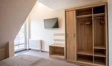 Schlafzimmer Kleiderschrank und TV