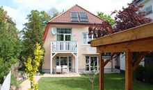 Villa Muschel - Blick vom Carport auf die Terrasse der Wohnung