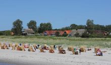 Der Strand von Wustrow mit Blick auf die Ferienwohnungen Oewern Diek