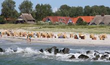 Der Strand von Wustrow mit Blick auf die Ferienwohnungen Oewern Diek