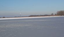 Blick vom Bodden zum Windrad