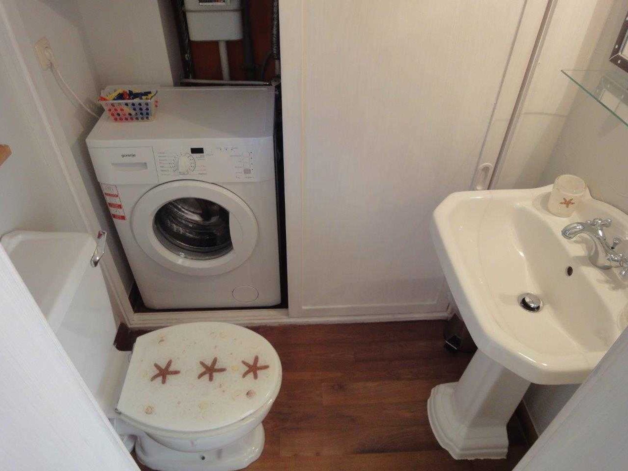 Separates WC mit Waschbecken und Waschmaschine