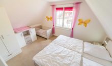 Schlafzimmer mit Kinderbett