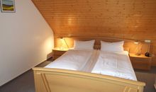 Schlafzimmer mit Doppelbett