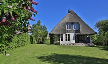 Ferienhaus Fritid - Blick auf das Fereinhaus und das große Grundstück