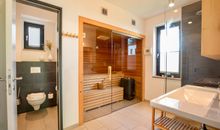 Badezimmer 1 mit großer Sauna