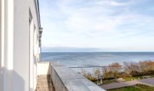 Balkon mit seitlichen Meerblick