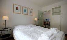 Schlafzimmer 1 mit Zugang zum Balkon