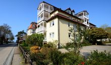 Die Appartementanlage Sonnenburg von außen mit Blick auf die Ostsee