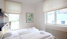 2. Schlafzimmer mit Zugang zum Balkon