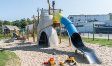 Spielplatz mit Rutsche