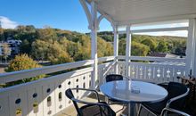 großzügiger Balkon mit Sitzgelegenheiten