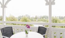 Balkon mit Sitzecke und Ausblick Richtung Selliner See