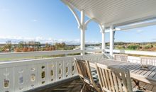 großer Balkon mit Sitzecke und Ausblick zum Selliner See