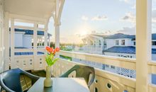 großer Balkon mit Sitzecke und Ausblick