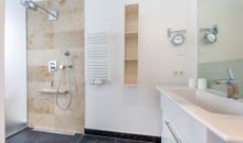 Ensuite-Bad 2 mit bodengleicher Dusche