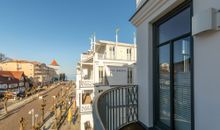 französischer Balkon mit seitlichen Meerblick