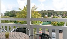 Balkon mit Ausblick Richtung Minigolfanlage