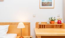 Schlafzimmer mit Schreibtisch für Urlaubsgrüße an die Familie