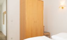 Schlafzimmer mit Schrank