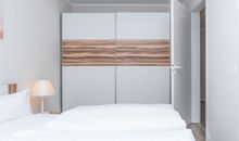 Schlafzimmer mit Schrank