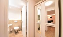 Garderobe und Blick ins Badezimmer