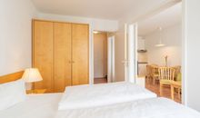 Schlafzimmer mit Schrank