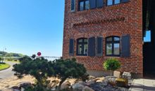 Ferienhof am Leuchtturm in Kühlungsborn - Blick auf das Landhaus mit Garten und Spielwiese und Terrasse zu jeder Wohnung