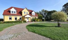 Der Ferienhof am Leuchtturm Kühlungsborn aus der Luft - mit dem Blick zum Meer