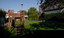 Spielgeräte für Kinder im Garten direkt am Haus