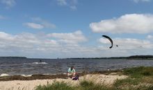 Naturstrand in Roggow am Salzhaff mit Kitesurfern