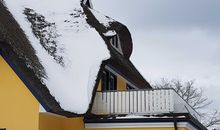 offener Wohnbereich mit Zugang zur Terrasse